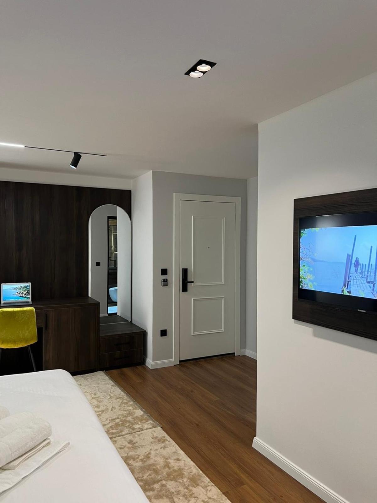 Hotel Europa Prishtina Pristina Exteriör bild