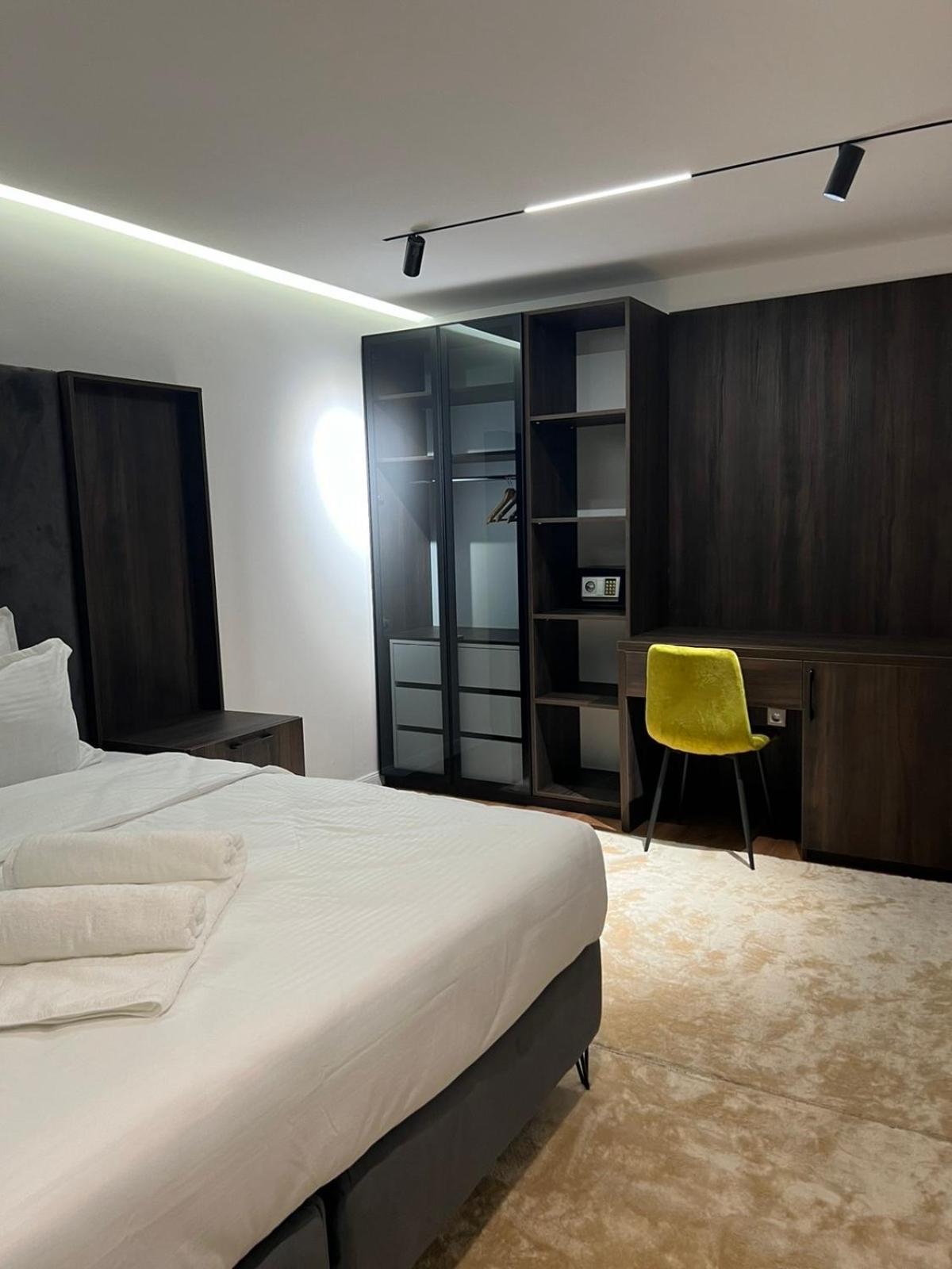 Hotel Europa Prishtina Pristina Exteriör bild